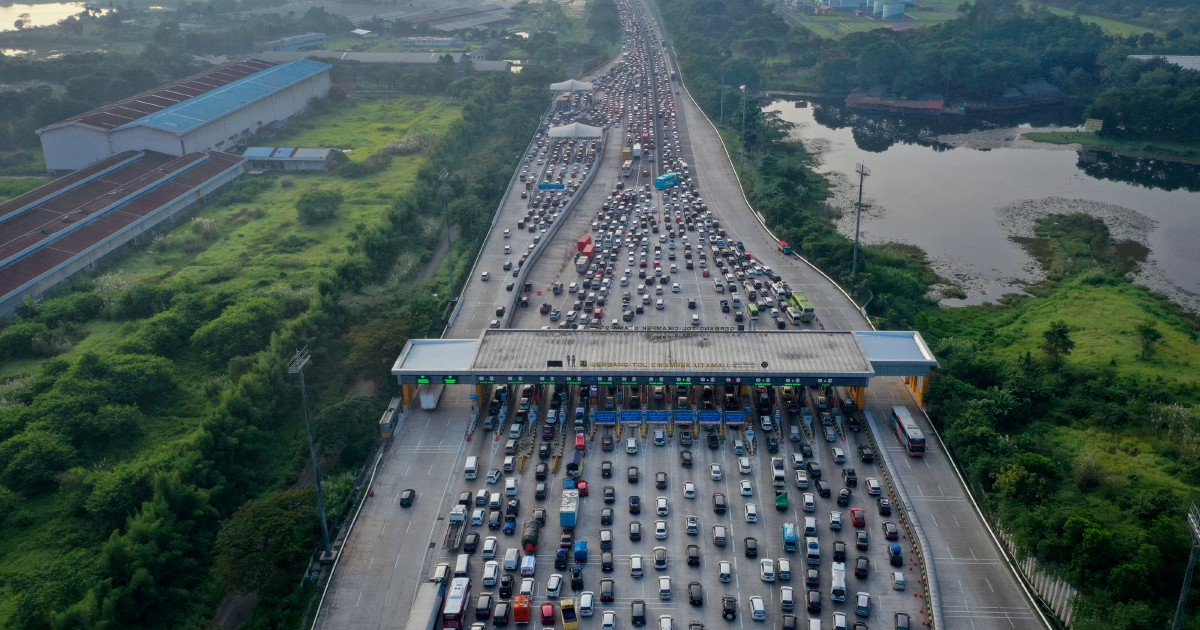 Congestion On Indonesia's Major Highways As Travel Starts Ahead Of Eid ...