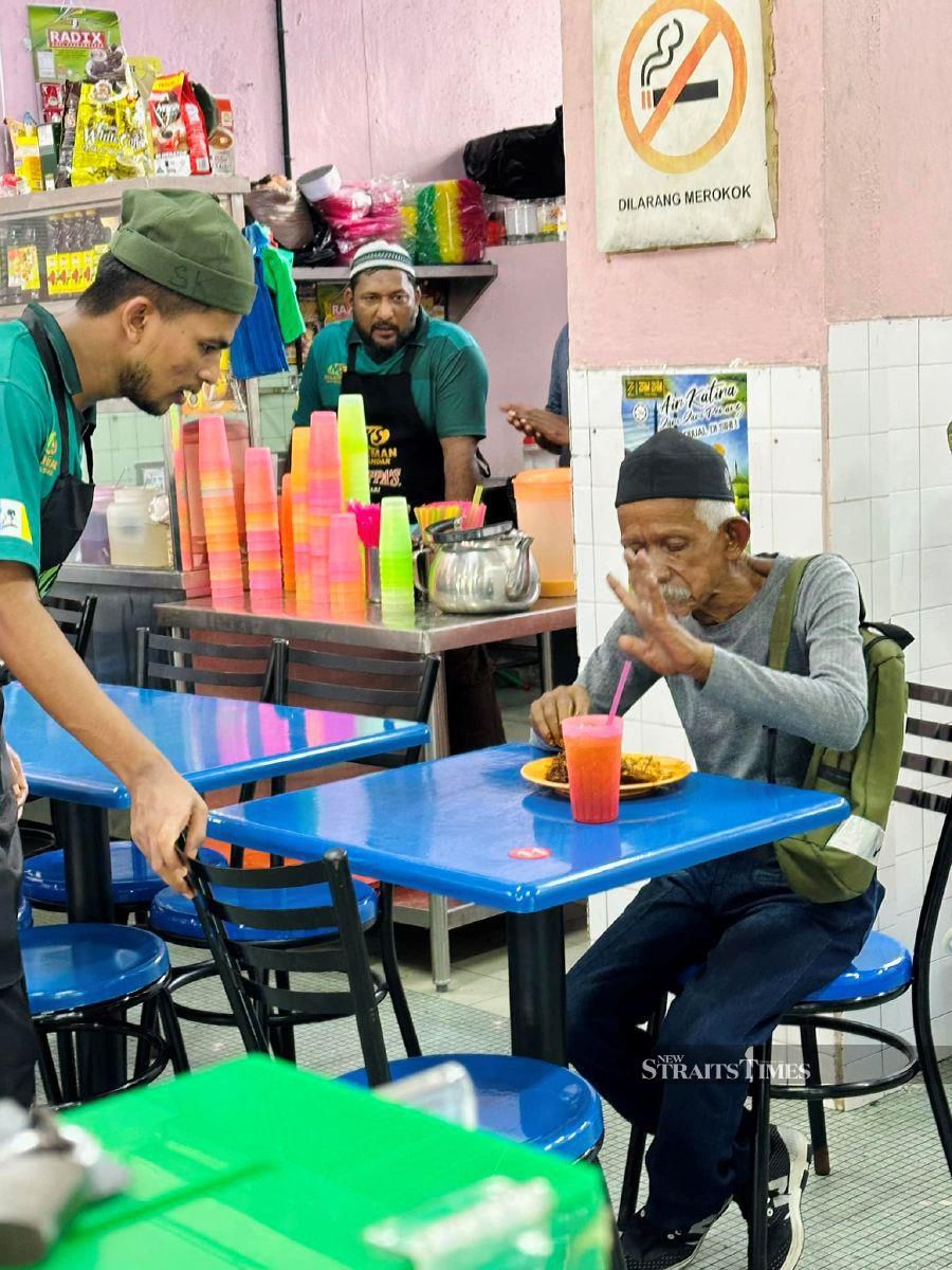 A woman paid for the meal of an elderly man at a Penang restaurant when he said he could not afford anything more than rice and chicken liver. Pic from Nasi Kandar Sulaiman Facebook