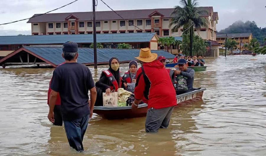 The Education Ministry is prepared to follow the set guidelines, which include relocating students or rescheduling the Sijil Pelajaran Malaysia (SPM) examinations for those involved if the flood situation worsens.- NSTP file pic