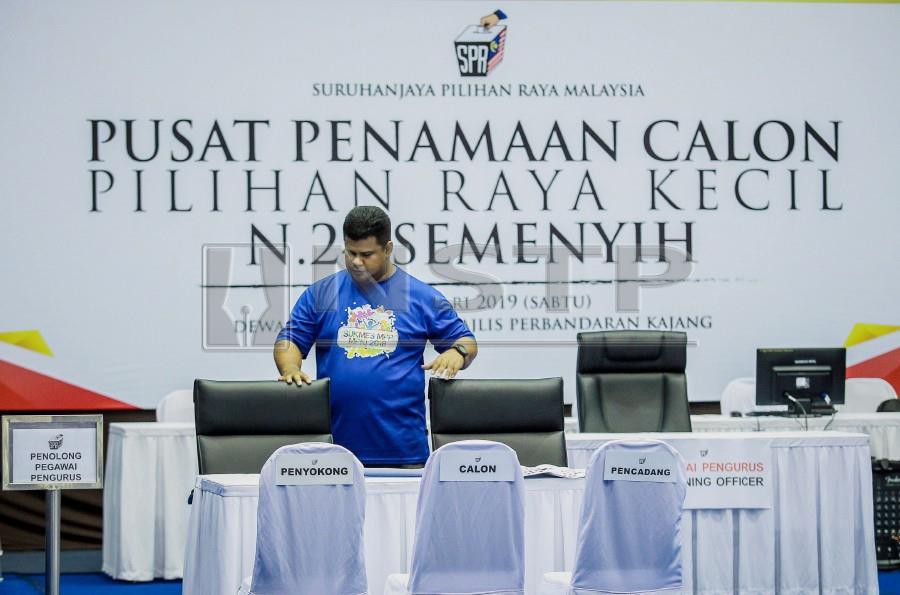 Al Election Commission staff Riduan Hijad Ali checking on final preparations ahead of the nomination process for the Semenyih by-election at the nomination centre in Dewan Seri Cempaka, Kajang. -NSTP/ASYRAF HAMZAH