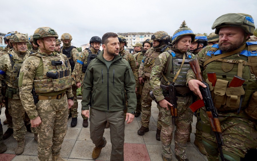 Ukraine's Zelenskyy Vows 'victory' On Visit To Liberated Kharkiv Region ...