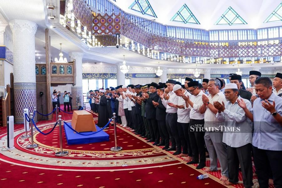 Muslim congregation attend the solat jenazah (funeral prayers) for the late Tun Abdul Taib Mahmud at the National Mosque in Kuala Lumpur today. -NSTP/ASWADI ALIAS