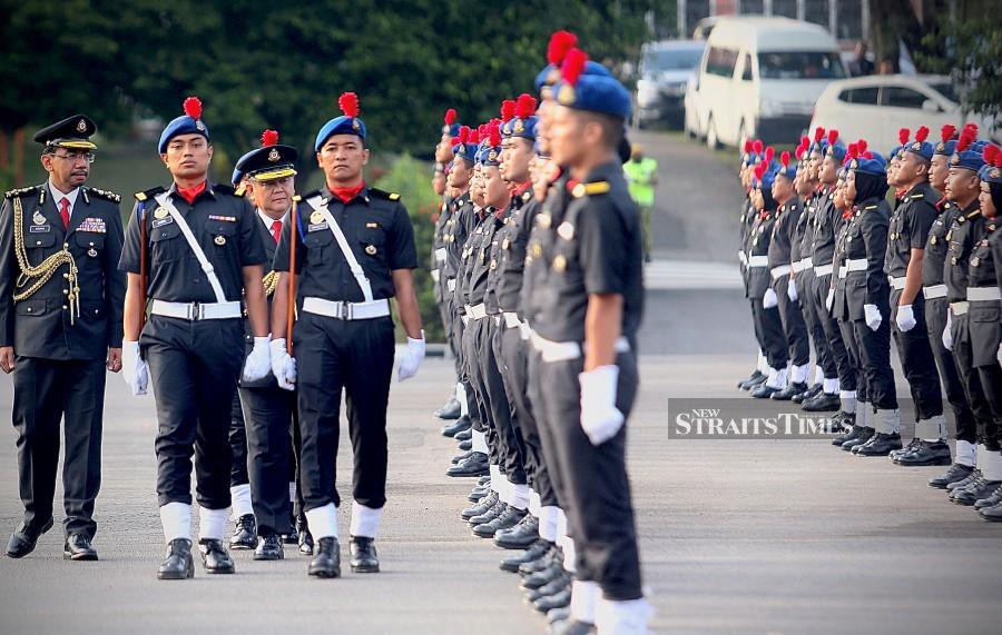 Domestic Trade and Consumer Affairs Minister Datuk Seri Alexander Nanta Linggi inspects the guard of honour at the parade ceremony held in conjunction with the 50th Golden Jubilee Celebration of the Enforcement Science Course at the Maktab Penjara Kajang. -NSTP/AZHAR RAMLI