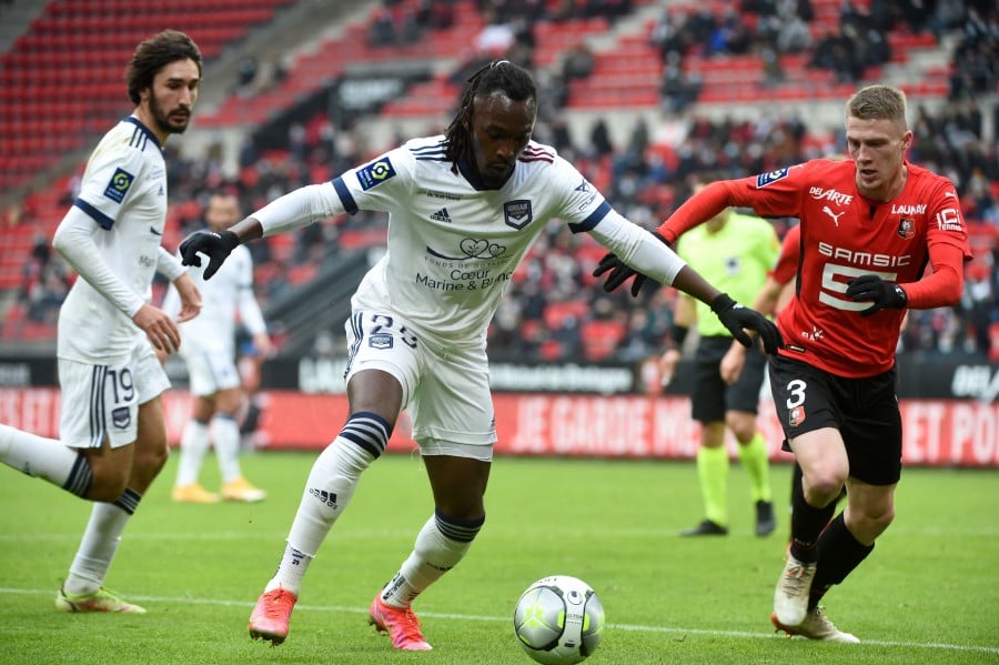  Bordeaux's Honduran forward Alberth Elis (L) was still in hospital in the morning of February 25, 2024, according to media reports, after sustaining a head injury during an aerial duel at the start of Febraury 24's Ligue 2 match against Guingamp. -AFP PIC