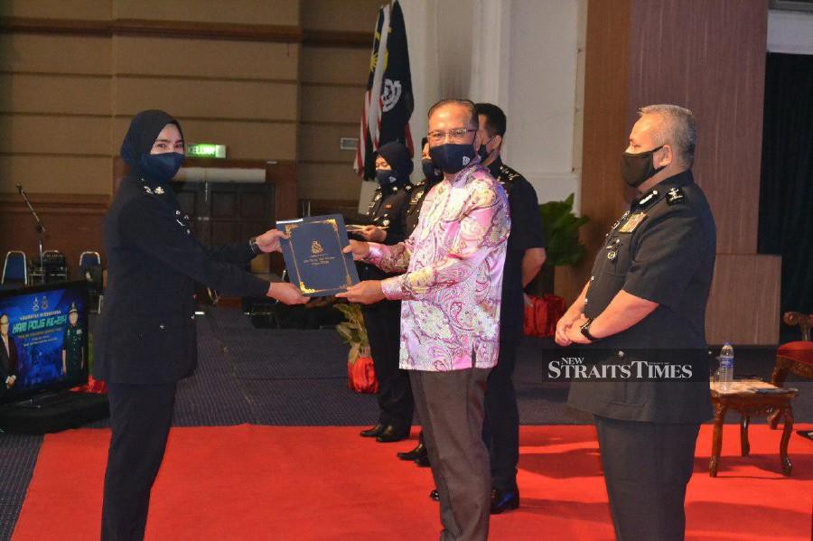 Pahang Menteri Besar Datuk Wan Rosdy Wan Ismail presenting certificate of appreciation to police officers during the state-level 214th Police Day celebration at the Sultan Haji Ahmad Shah Silver Jubilee hall in Kuantan. Also present is Pahang police chief Datuk Seri Abdul Jalil Hassan (right). -NSTP/ASROL AWANG.
