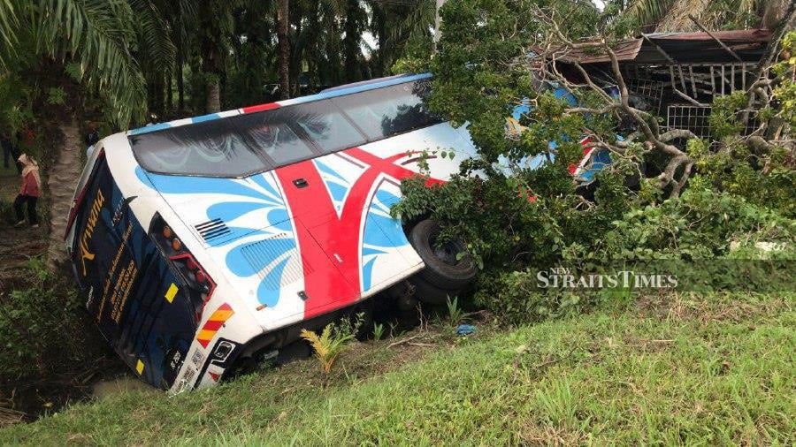 Two were critically injured, while 19 others were injured in an accident involving an express bus and a four-wheel drive vehicle on the Ipoh-Lumut Highway near Changkat Cermin, here, today. - Pic courtesy of Fire and Rescue Dept