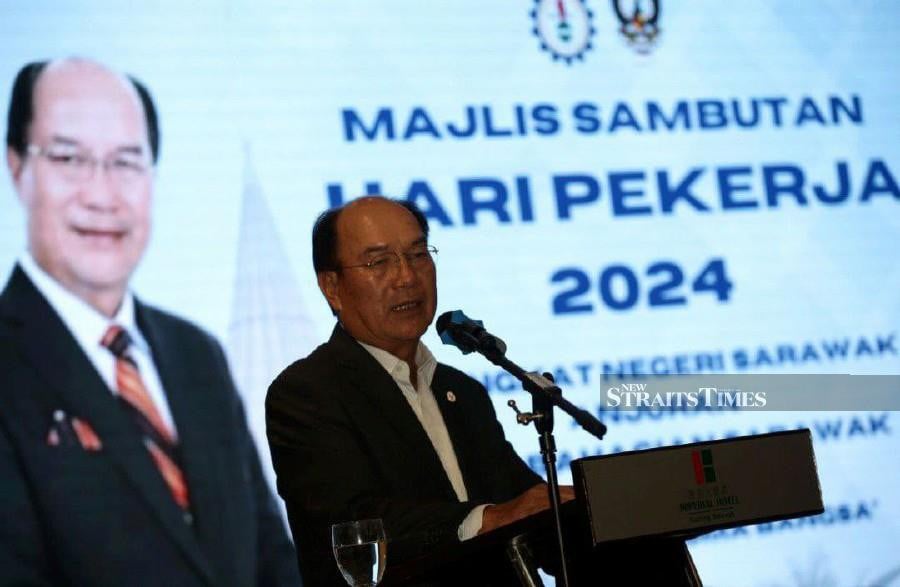  Datuk Gerawat Gala delivers his keynote address during the Sarawak Labour Day celebration in Kuching. -NSTP/NADIM BOKHARI筺