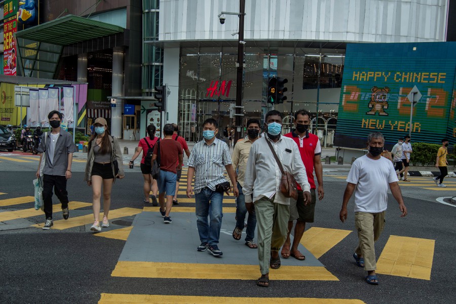 Members of the public seen wearing face mask amid the Covid-19 pandemic in Kuala Lumpur. - BERNAMA PIC