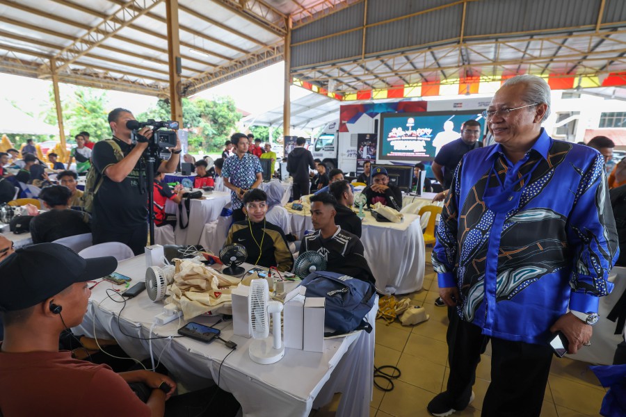 Caretaker Communications and Multimedia minister Tan Sri Annuar Musa (right) gestures during the Malaysian Family eSports Community Carnival at the Kelantan Poverty Foundation (YKK) Complex, Melor. - BERNAMA PIC 