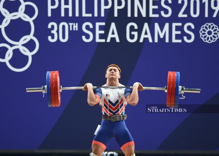 Erry Hidayat competes in the men's final 73 kg clean and jerk weightlifting event at the Sea Games in Manila on December 4, 2019. AFP PIC