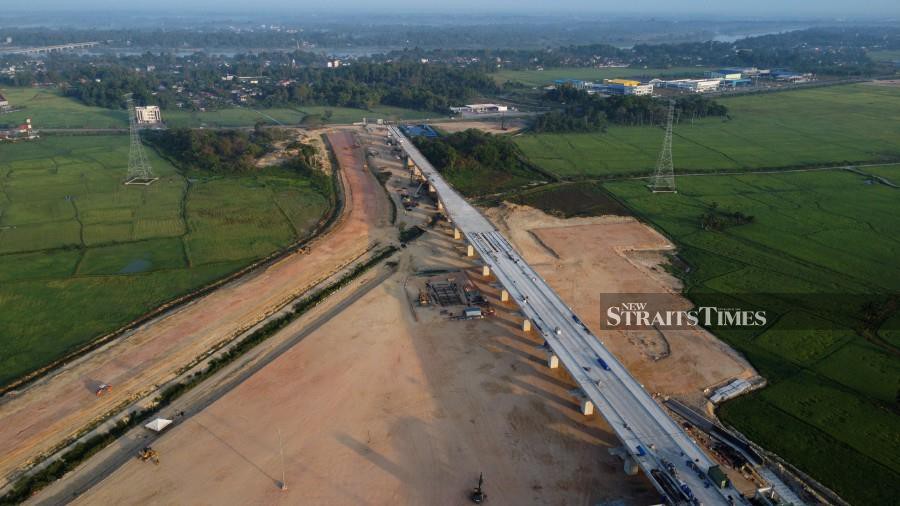 Malaysia Rail Link Sdn Bhd (MRL) chief executive office Datuk Seri Darwis Abdul Razak said to date, the construction work on the ECRL in Kelantan was 75.8 per cent complete. - NSTP/NIK ABDULLAH NIK OMAR
