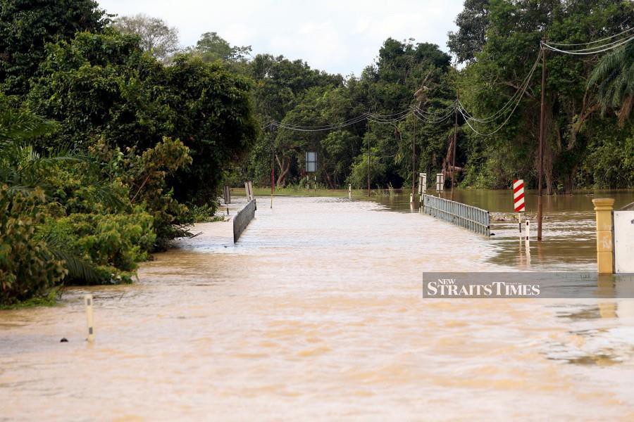 A view of the floods in Kampung Jawa, Lenga, Muar on January 7, 2022. -NSTP/NUR AISYAH MAZALAN