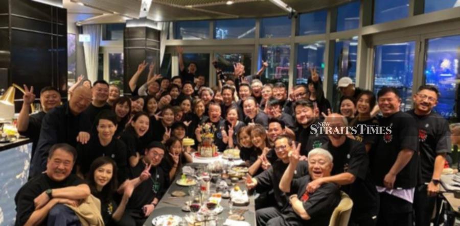 Eric Tsang's 71st birthday party was a grand affair. (Janet Chow/Weibo)
