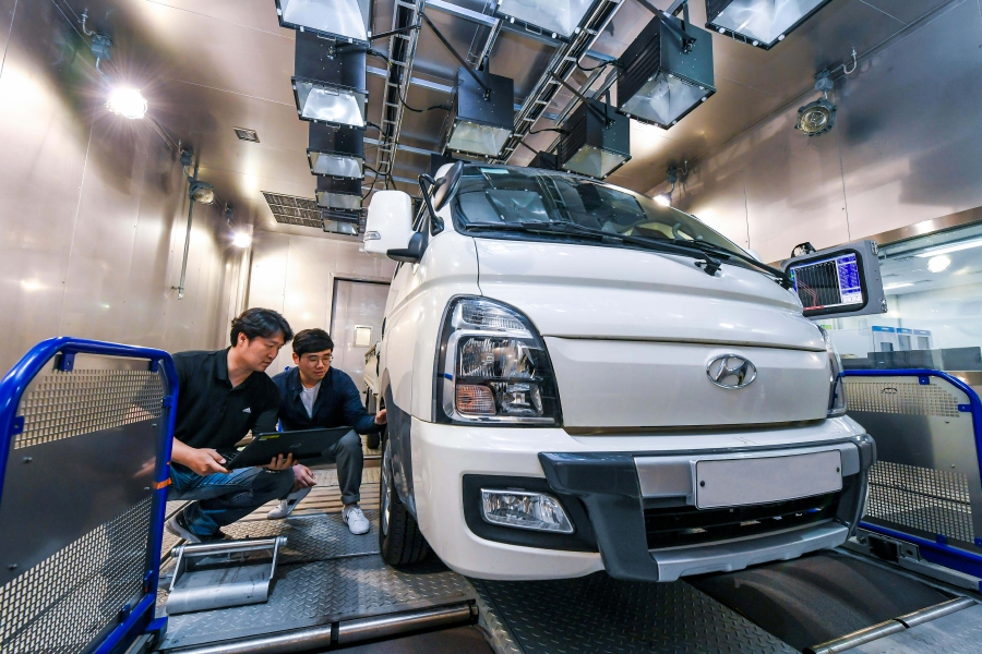 The technology utilises the acceleration sensors to optimise the vehicle’s settings based on current grossweight estimate. Courtesy of Hyundai Motor Group.