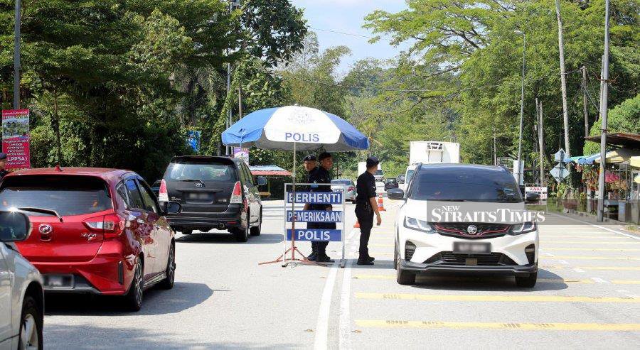 Police officers manning a road block along Jalan Tapah - Cameron Highlands near Tapah toll plaza following the incident. - NSTP/L.MANIMARAN
