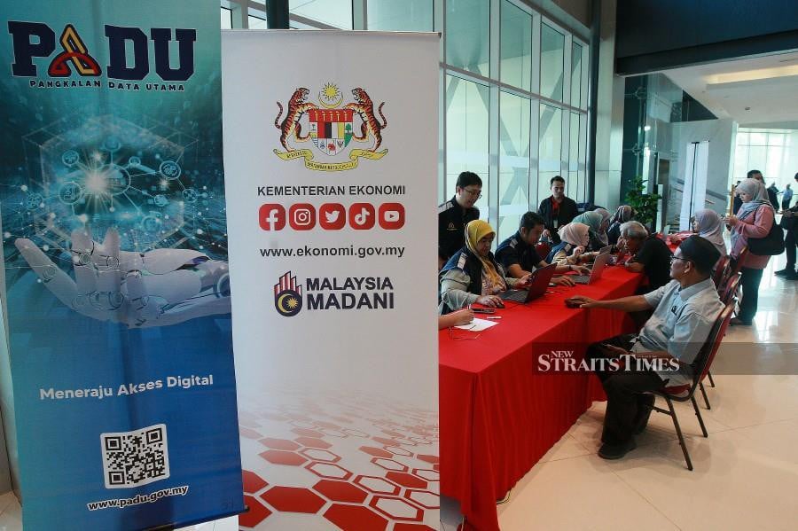 People registering for the Central Database Hub (Padu) ahead of a townhall with Economy Minister Rafizi Ramlin in Shah Alam. -NSTP/FAIZ ANUAR
