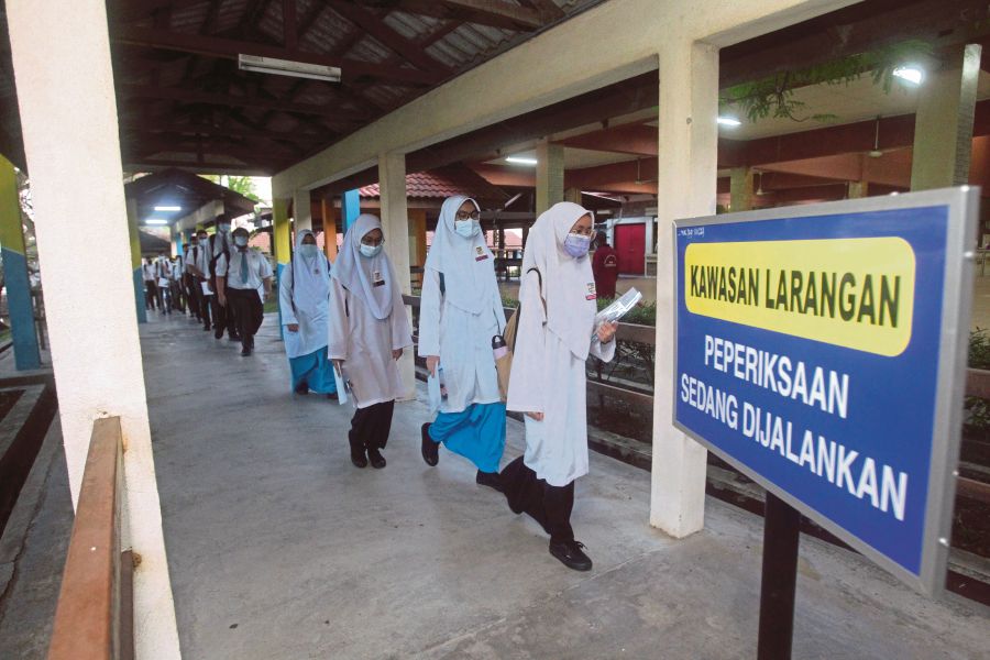 With the pandemic still lingering, a holistic approach towards assessment is needed to gauge students’ progress in learning. - Bernama file pic