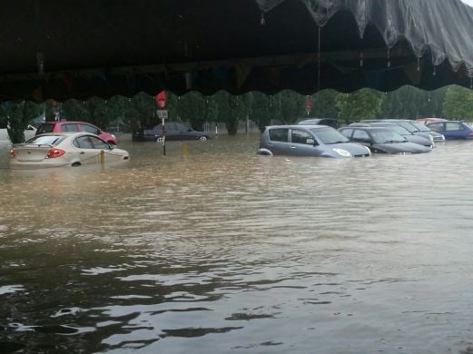 Flash floods leave Shah Alam motorists stranded [VIDEO]  New Straits