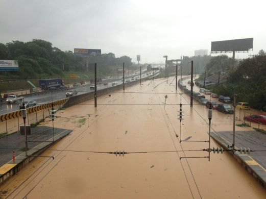 Flash floods leave Shah Alam motorists stranded [VIDEO 