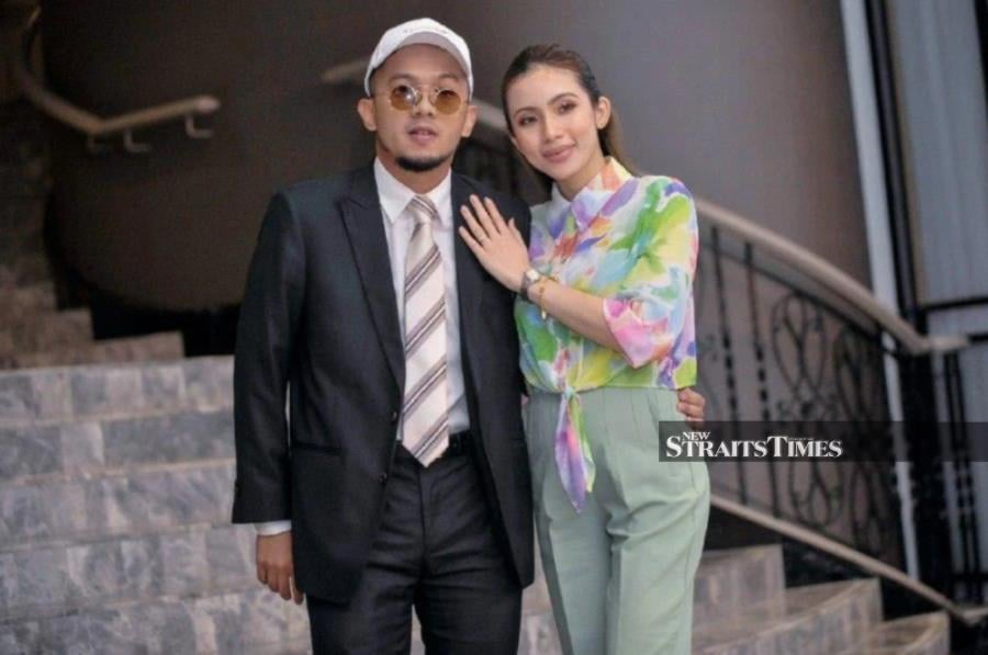 Hip-hop singer and entrepreneur Caprice's wife Farra Inalis has defended her action of forcing an individual to kneel in front of her and apologise (NSTP/AIZUDDIN SAAD)