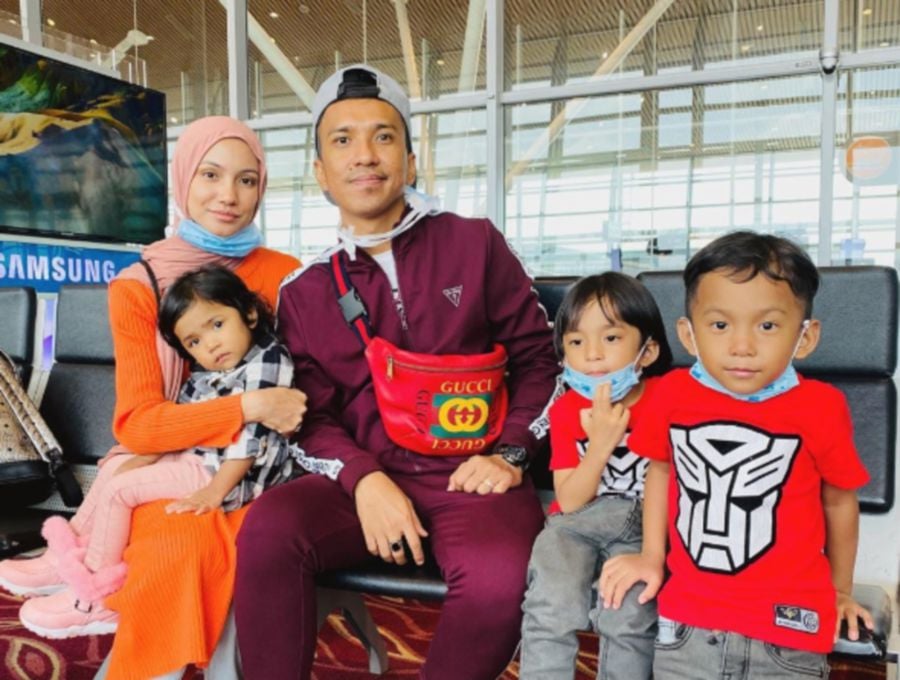 Fad and his family (Favian Adrazin Zayyan is second from right). — Instagram/syaheeraarahman