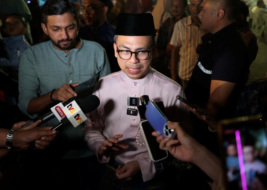 Communications Minister Fahmi Fadzil says he will meet Prime Minister Datuk Seri Anwar Ibrahim and other ministers tomorrow to discuss measures to ensure better adoption rates for 5G services. Bernama pic
