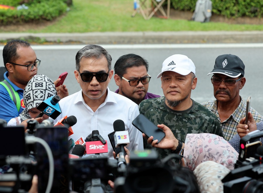 Lawyer Fahmi Abd Moin (in sunglasses), who represents the father of dead 6-year-old Zayn Rayyan Abdul Matiin, will advise his client to lodge a police report against whistleblower group Edisi Siasat. BERNAMA file pic