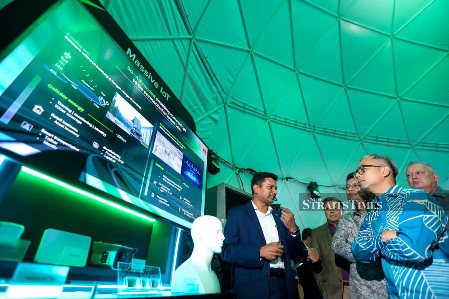 Communications Minister Fahmi Fadzil visiting the Maxis 5G Advanced Trial Showcase at Suria KLCC. NSTP/ASWADI ALIAS