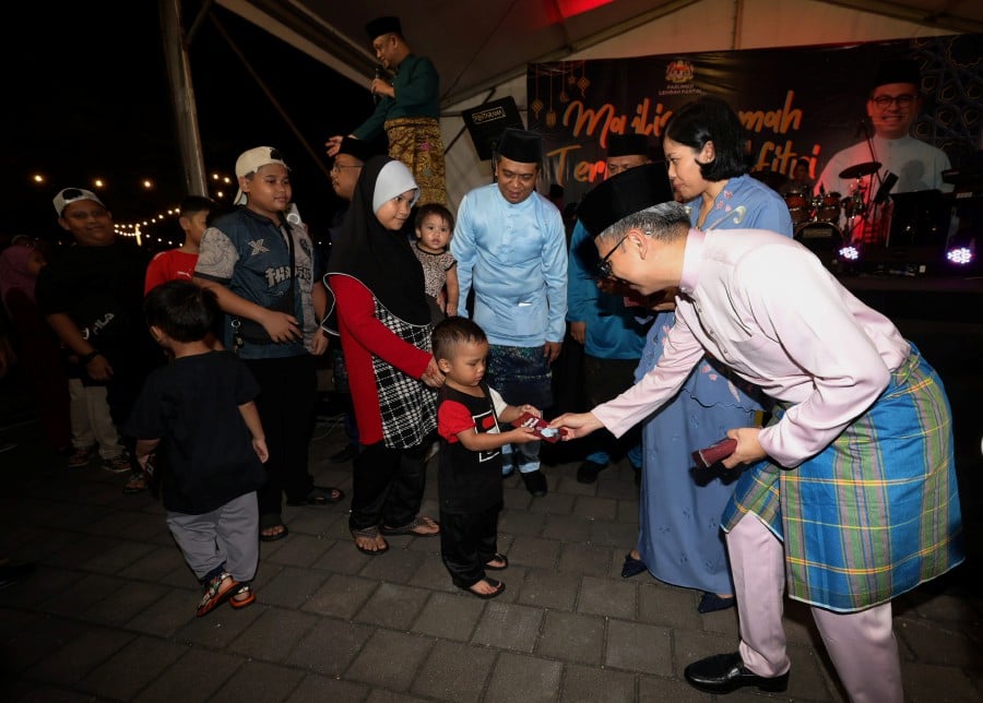 Communications Minister Fahmi Fadzil, at the Lembah Pantai parliamentary constituency Hari Raya open house, reminded parents to ensure children under 13 do not own social media accounts. Bernama pic