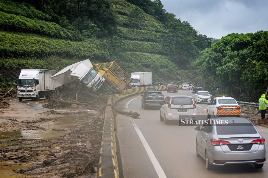 This December 19 pic shows cleaning up work ongoing on the  on the Kuala Lumpur-Karak Highway.  -NSTP/ASWADI ALIAS.