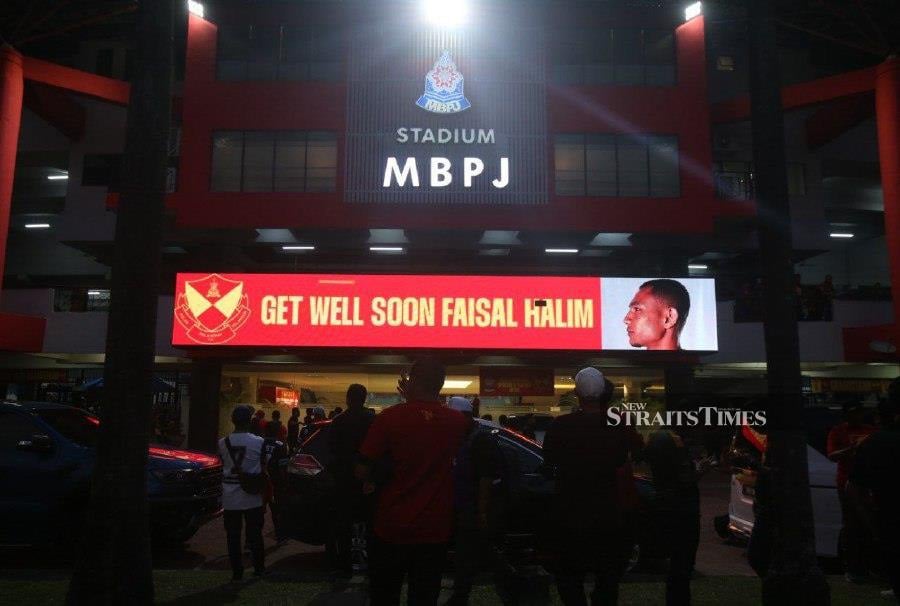 Selangor fans set aside their rivalry with Kedah to show support for acid-attack victim Faisal Halim during today’s Super League match at MBPJ Stadium here. - NSTP/HAIRUL ANUAR RAHIM
