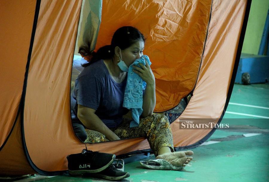 One of the evacuees seen crying at the at the Sembulan temporary relief centre, following the fire at Kampung Lok Urai in Pulau Gaya. -NSTP/MALAI ROSMAH TUAH. 
