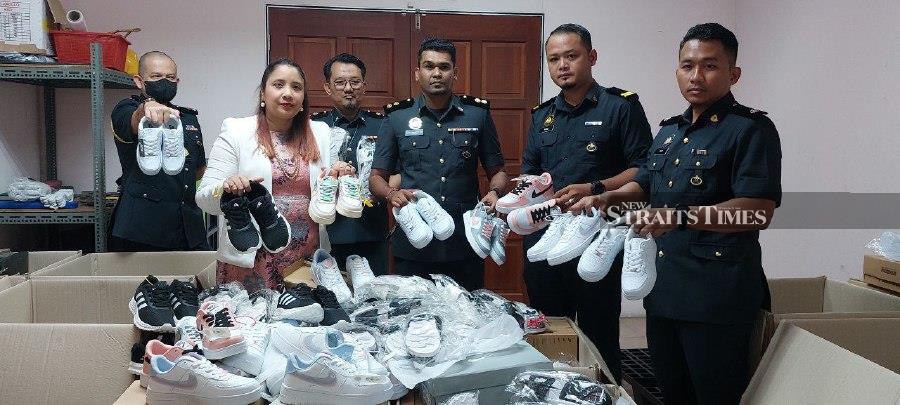 Melaka KPDN director Norena Jaafar, said it included the disposal of 4,300 pairs of imitation international branded sports shoes and slippers worth RM85,710 involving a case under the Trademarks Act of 2019. - NSTP/NURALIAWATI SABRI.