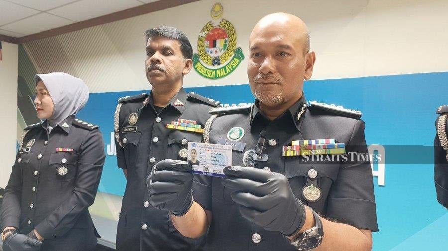 Johor Immigration director Datuk Mohd Rusdi Mohd Darus showing some of the things seized from a syndicate which has been smuggling Myanmar nationals into the country and providing them with fake United Nations High Commissioner for Refugees cards. NSTP/IZZ LAILY HUSSEIN