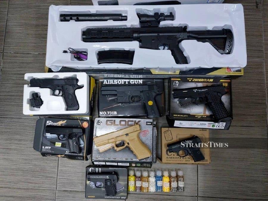 A 37-year-old woman was arrested by the police for possessing fake firearms at a premises in Papar town at 2.30pm yesterday. - Police pic