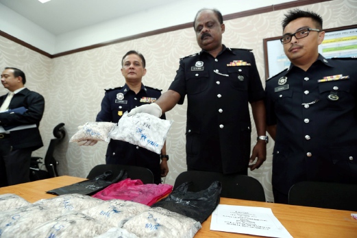 Man, wife, son busted for possessing 4 kilos of heroin New Straits ... photo
