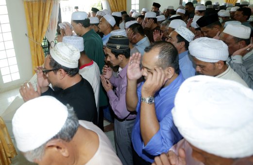 Residents of Kampung Dangar performs Jenazah prayers for the late Wan Adibah Farhani Wan Mazlan. Pix by FATHIL ASRI
