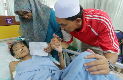 Wan Adibah Farhani Wan Mazlan scored 6As in her UPSR. She died this morning due to intestinal cancer Pix by FATHIL ASRI.