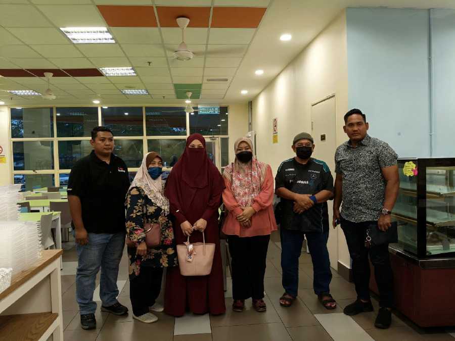 Farah Md Isa ((third from left) met with her bodyguard’s wife, Siti Noraida Hassan and several family members at Hospital Cyberjaya several days ago. Pic Credit: Facebook/Farah Cie