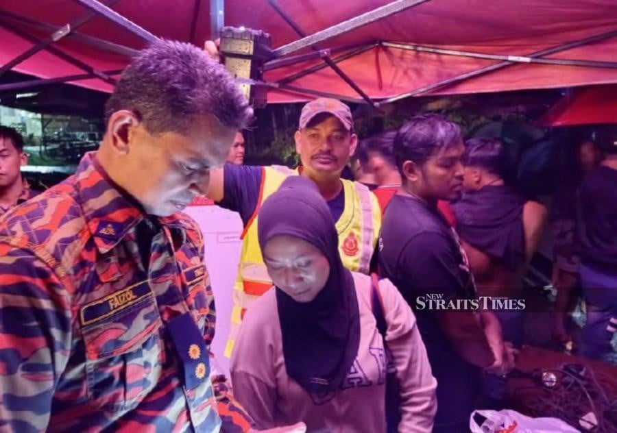 Mohd Sabri, 33, is the father of Nur Damia Qaisara, 11, who was discovered this morning after falling while playing in floodwaters at the Kampung Petai Dusun River, Baroh Pial, here, yesterday.- NSTP/SYAHERAH MUSTAFA