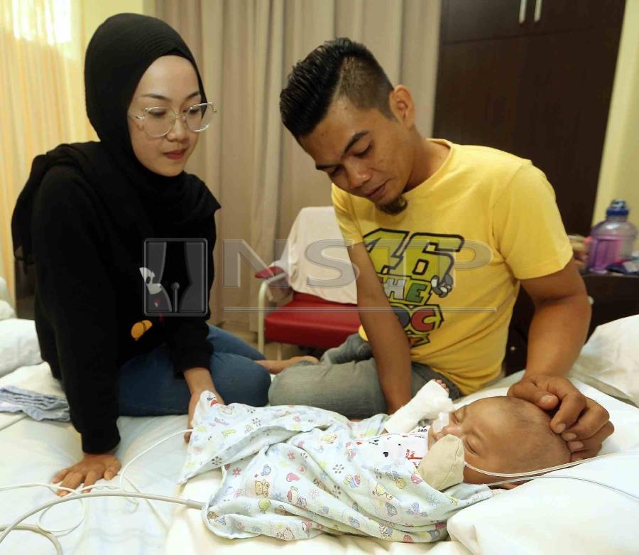 A mechanic is appealing to the public for help as his two month-old baby, Muhammad Fawwaz Wafiuddin, needs to undergo surgery for heart valve problems. (NSTP/SAIFULLIZAN TAMADI)