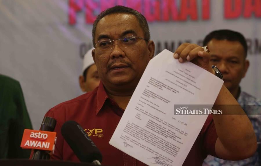 Caretaker Kedah Menteri Besar Datuk Seri Muhammad Sanusi Md Nor showing a copy of notice issued by the Land and Mineral office against a company, during a press conference after presenting land titles to recipients at the land and district office in Tanah Bandar Baharu. -NSTP/SYAHARIM ABIDIN