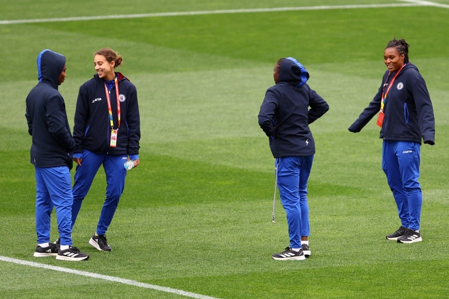 CNN Sports on X: No socks? Interesting. 🤔 Is Morocco coach Herve Renard a  *shoe-in* for the best dressed coach award? #WorldCup #MARIRN   / X