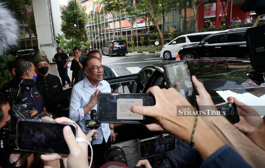 Pakatan Harapan Datuk Seri Anwar Ibrahim gestures to press  as he arrives at the Seri Pacific Hotel. -NSTP/EIZAIRI SHAMSUDIN