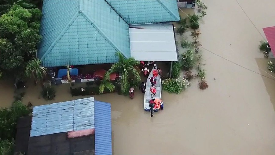 An aerial view showing firemen evacuating Batu 31, Kampung Sri Tanjung residents following heavy rain in  Dengkil on Nov 6. - Pic courtesy of Fire and Rescue Dept.