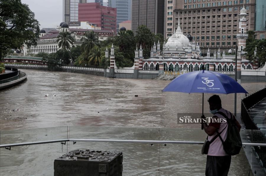 A general view of the water level at the  Klang river  during this morning rain. -NSTP/HAZREEN MOHAMAD