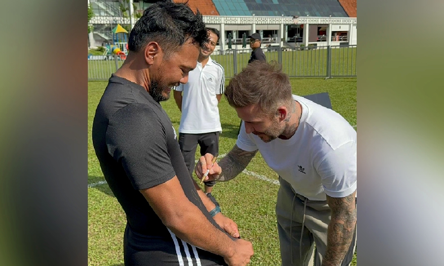 A delighted Safee Sali getting his t-shirt signed by David Beckham. at the Royal Selangor Kiara Sports Annexe. - Pic credit Instagram supersafee_10
