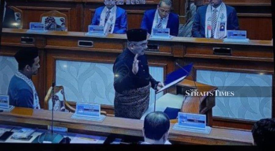 Datuk Amizar Abu Adam taking his oath during the State Assembly sitting at Wisma Sri Pahang, Kuantan. -NSTP/Asrol Awang