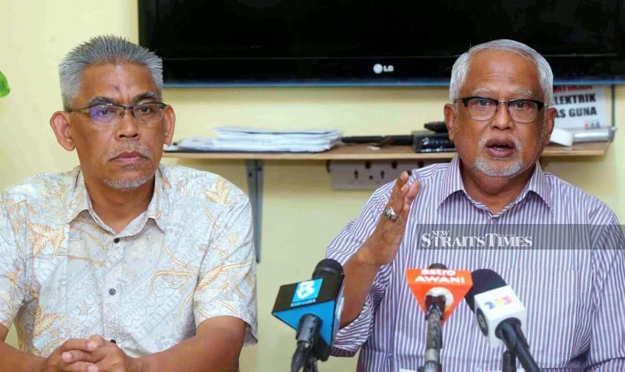  Datuk Mahfuz Omar (right) and Datuk Dr Ismail Salleh speak to the media during a press conference in Taman Satria, Langgar. -NSTP/SYAHARIM ABIDIN