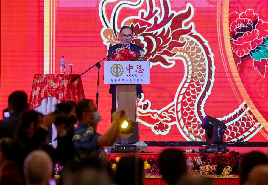 [Prime Minister Datuk Seri Anwar Ibrahim bdelivers his keynote address during the 2024 Chinese New Year celebration hosted by the Associated Chinese Chambers of Commerce and Industry of Malaysia (ACCCIM) in Kuala Lumpur. - BERNAMA PIC